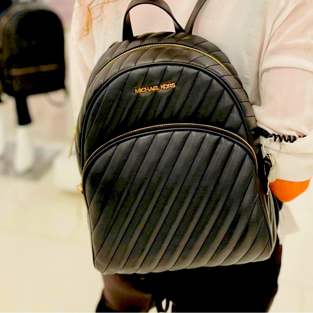 I Michael Kors Erin Vegan
Faux Leather Md Backpack with gold accessories